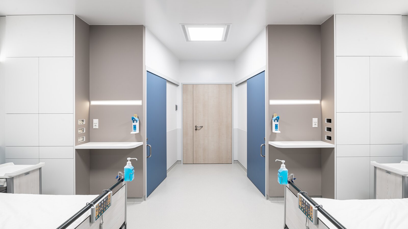 KARMIN-Patientenzimmer Krankenhauszimmer mit zwei Betten